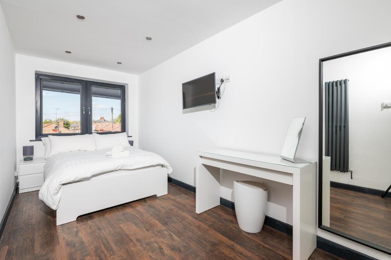 Modern Duplex Apt With 75 Inch Tv I Pass The Keys ヨーク エクステリア 写真