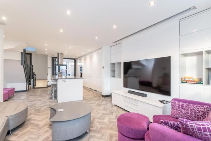 Modern Duplex Apt With 75 Inch Tv I Pass The Keys ヨーク エクステリア 写真